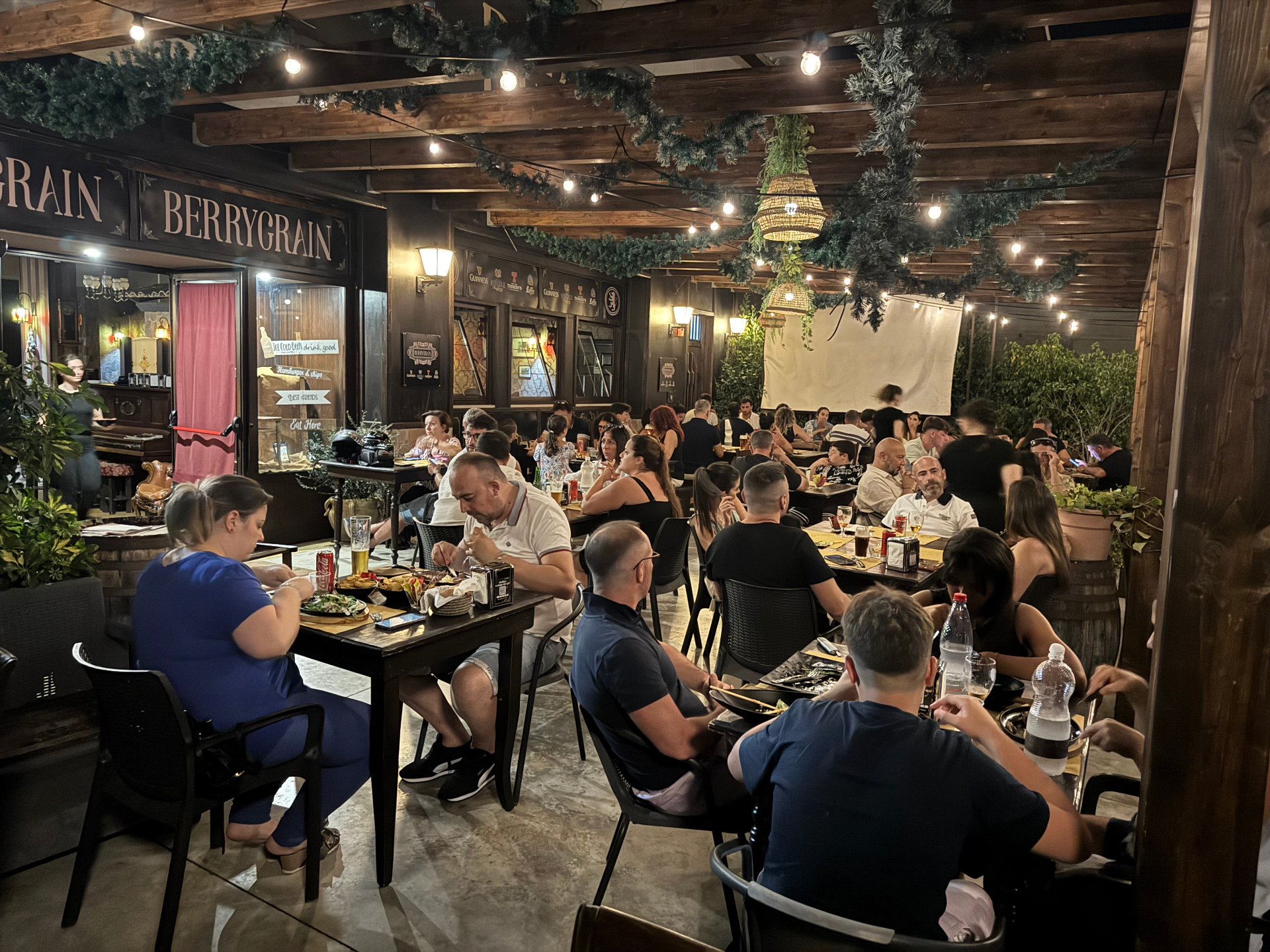 Veranda Berrygrain piena di clienti