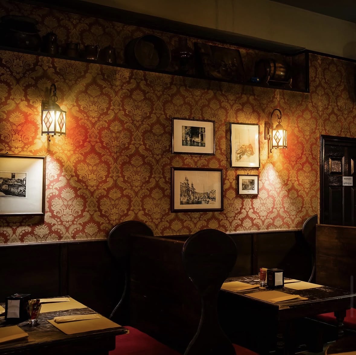 Interno vintage del pub con carta da parati damascata